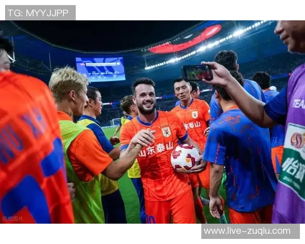 泰山外援瓦科携家人欢庆圣诞节合影留念尽享巴黎美好时光 泰山外援瓦科携家人欢庆圣诞节合影留念尽享巴黎美好时光